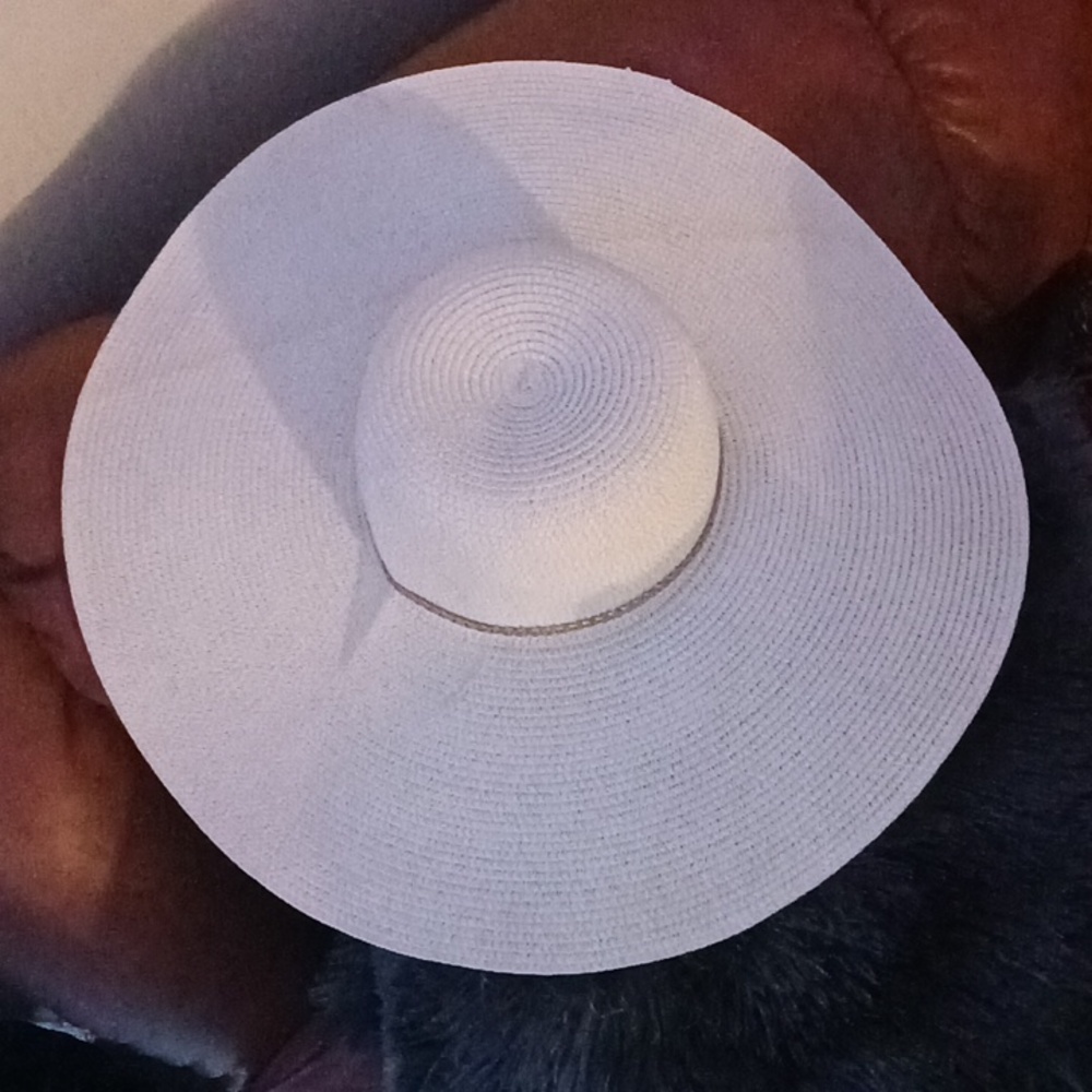 Paper Beach Hat - 6 inch brim w/ gold tone chain - Picture 4 of 6